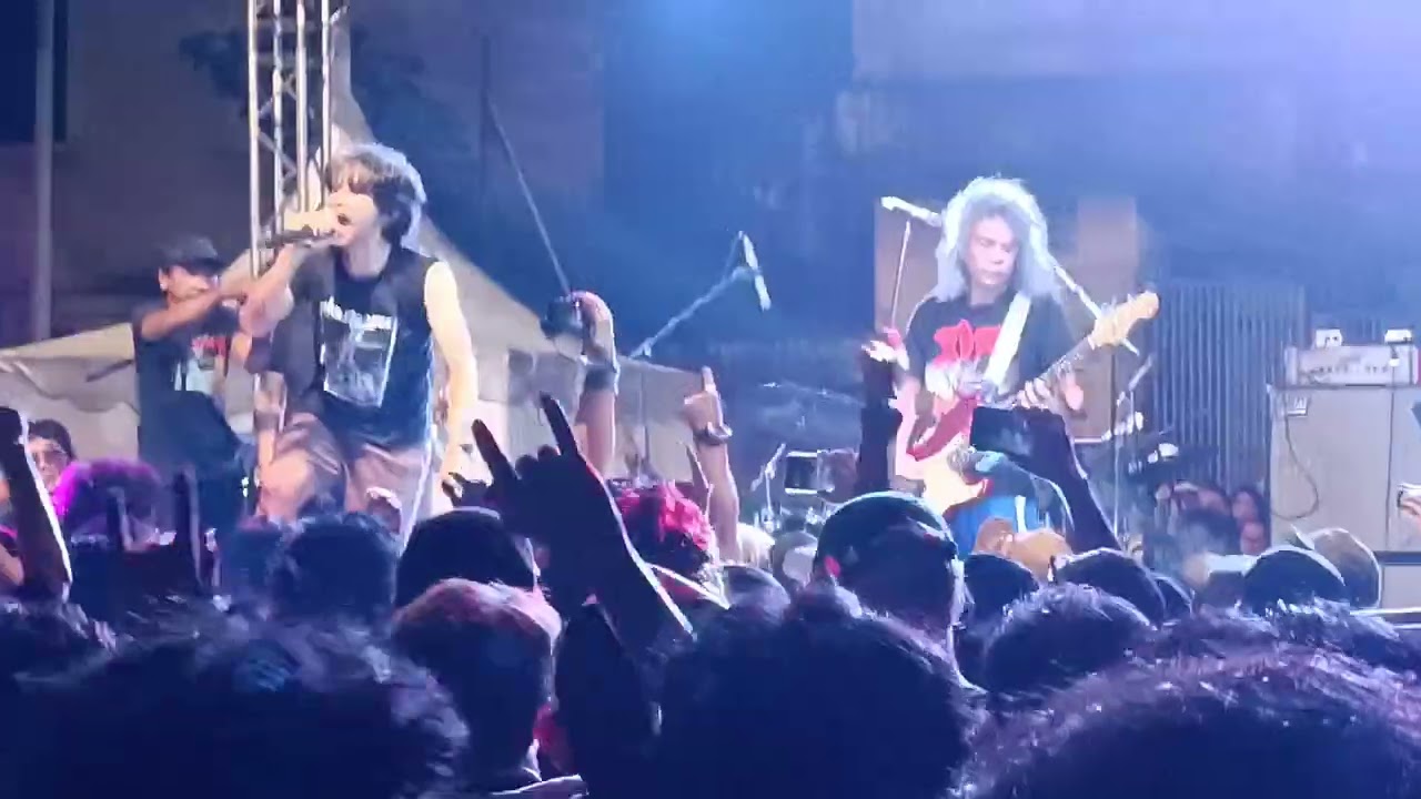 Carburetor Dung - Happy (Live at PESZTA Carnival, 26/08/2023) [with lyrics]