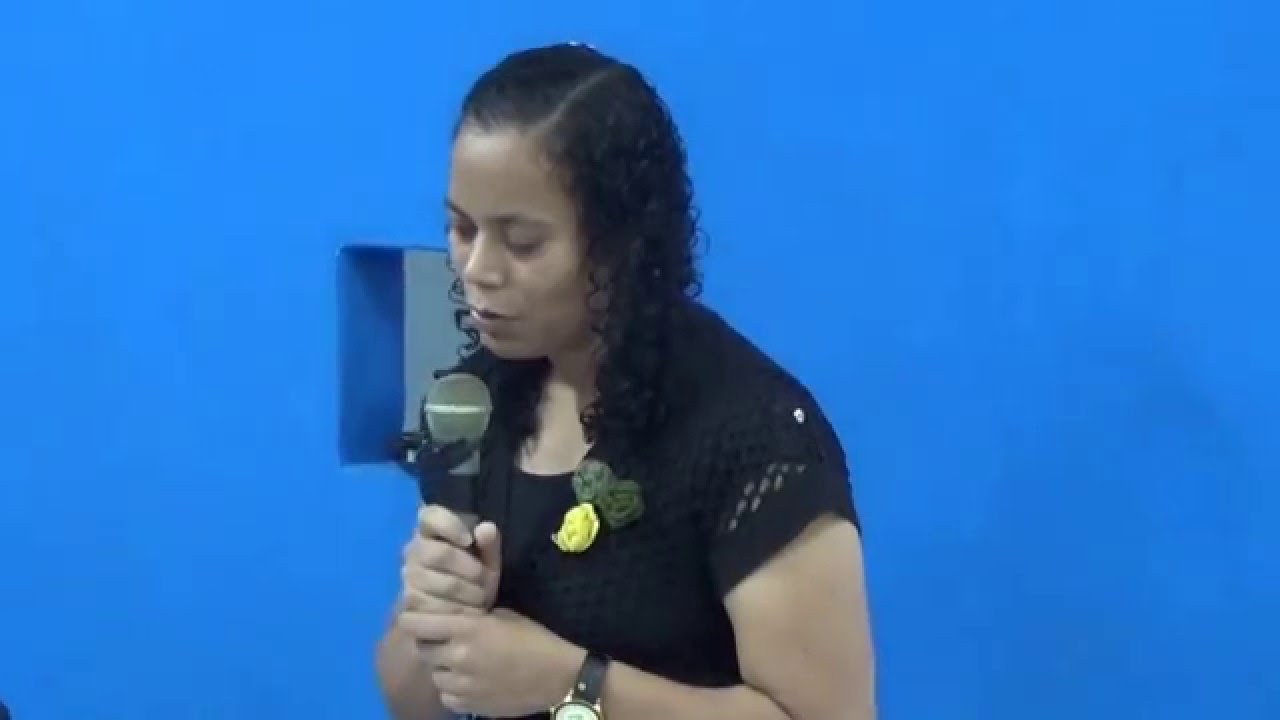 Irm&atilde; Rose. cantando 