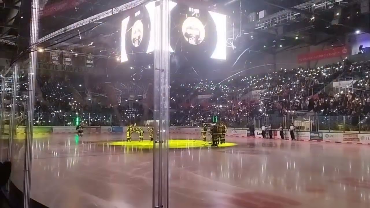 KEV Krefeld vs. Selber Wölfe (DEL2) -15.12.2023 Begrüßung der Mannschaft mit Lichtermeer