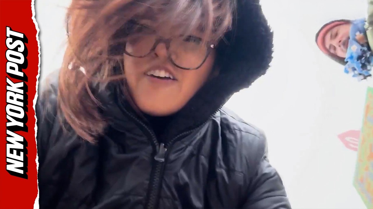 Dziennikarz NĘKANY i popychany podczas protestu przeciwko ICE podczas napiętej konfrontacji