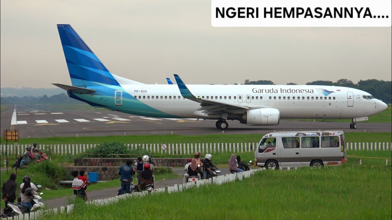 Ngeri Hempasan Angin Pesawat Garuda & Lion Boeing 737 Take Off Di Runway 08 Bandara Adi Soemarmo