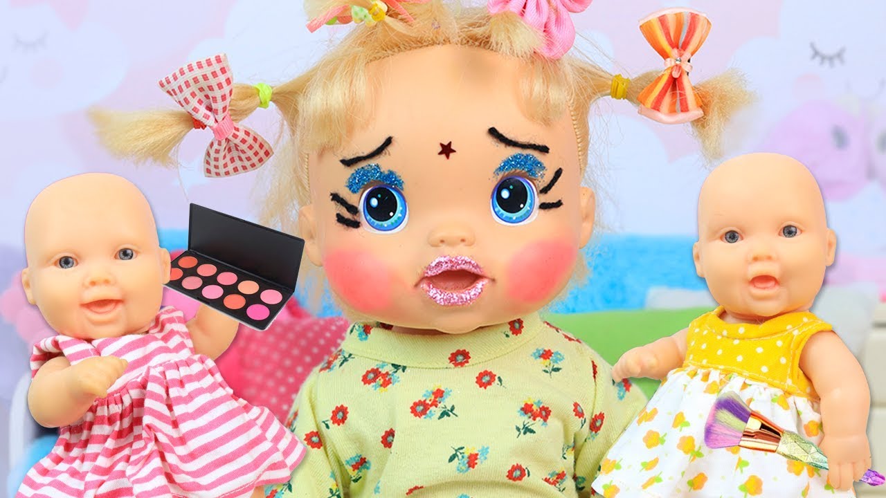 MEGIE E MIA FAZEM MAQUIAGEM NA BABY ALIVE MALU! - Lilly Doll