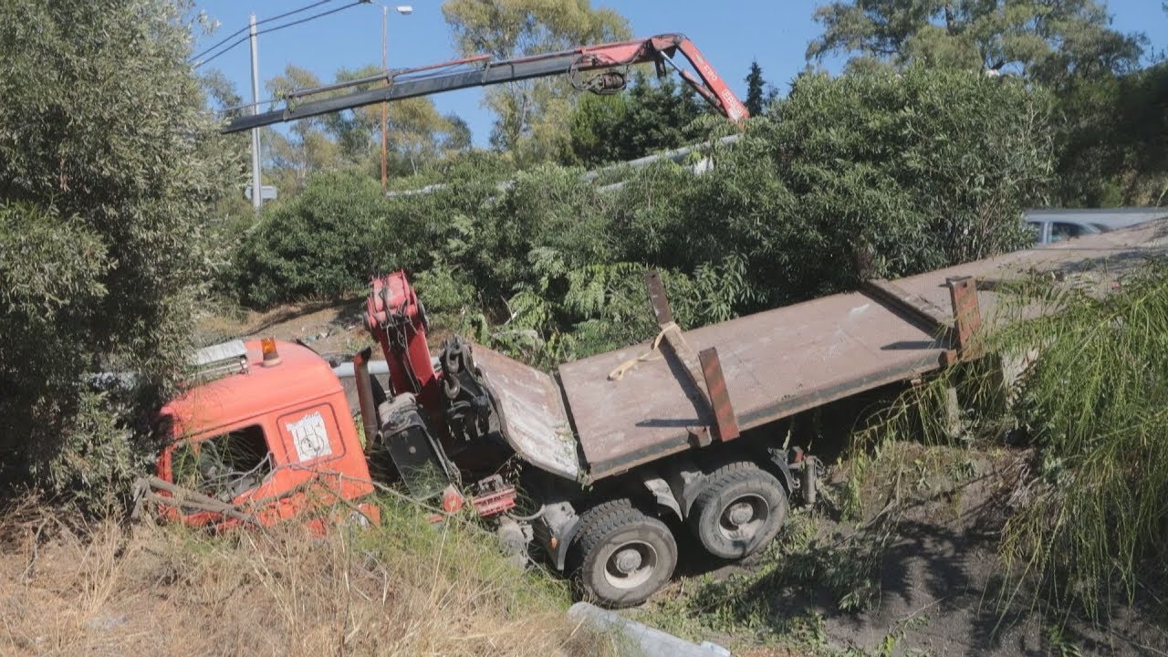 Τροχαίο με φορτηγό που μετέφερε κολώνες της ΔΕΗ