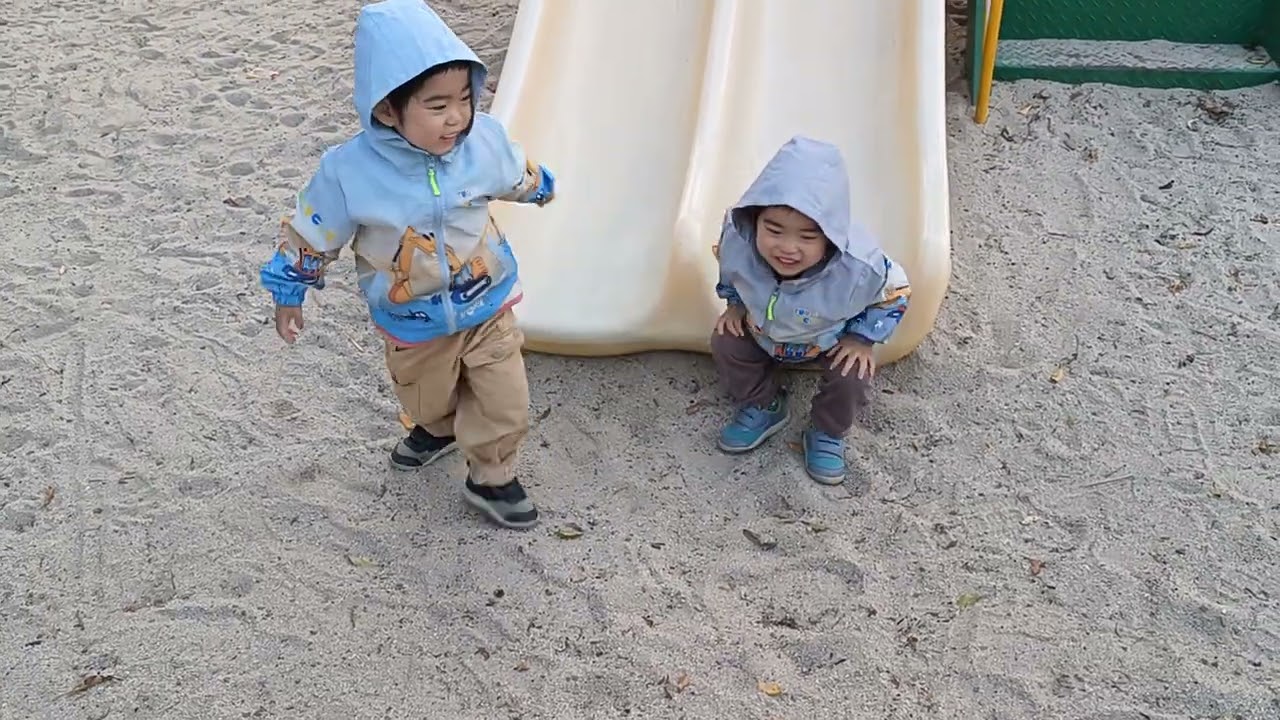 三胞胎員林2026南區公園一起溜滑梯