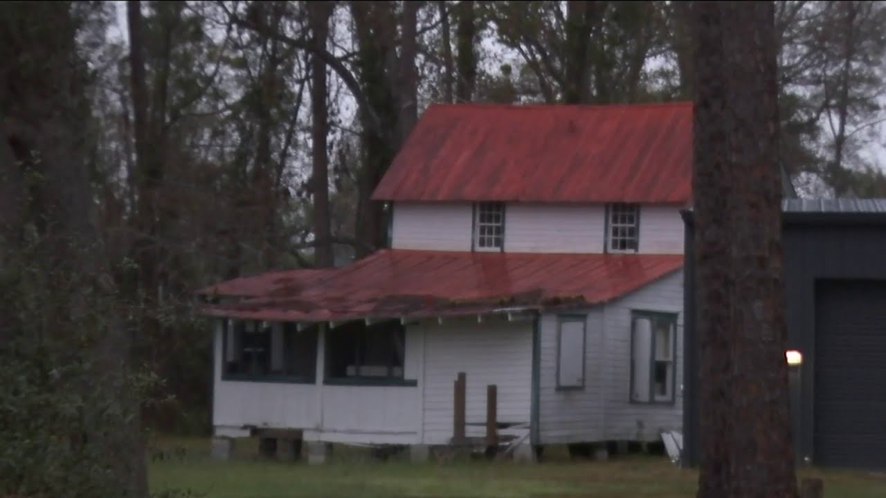Descendant of builder is fighting current owner over demolition of historic Mandarin farmhouse