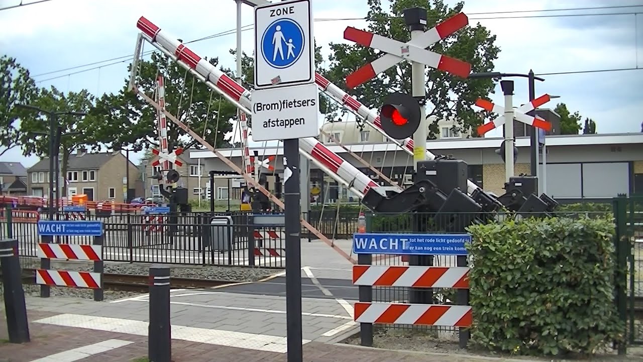 Spoorwegovergang Wijchen // Dutch railroad crossing
