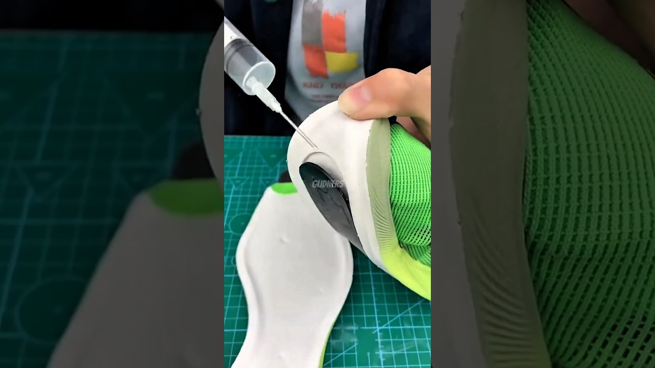 🔥What&rsquo;s Inside the Vaporfly NEXT% 2?Cutting Open the Carbon Plate Super Shoe! #shorts #nikevaporfly2