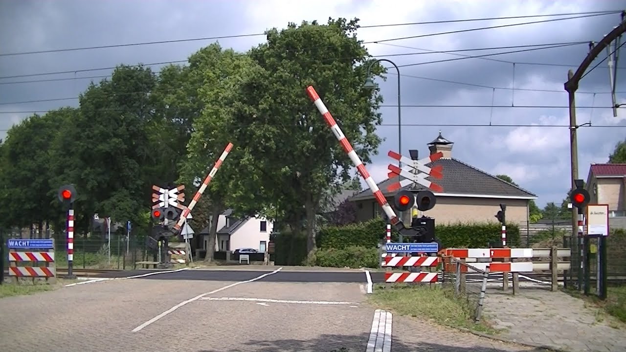 Spoorwegovergang Helmond 't Hout // Dutch railroad crossing