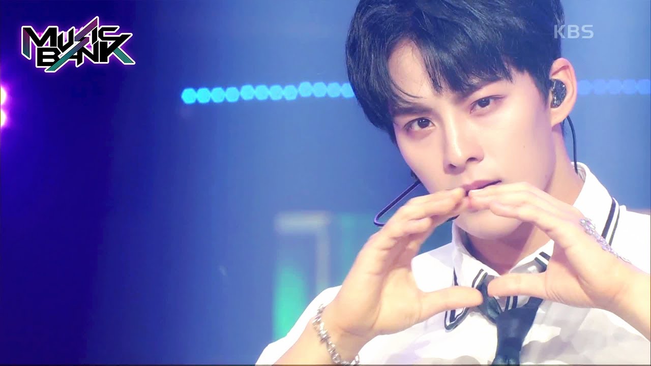 Walking on the Moon - TAN [Music Bank] | KBS WORLD TV 220729