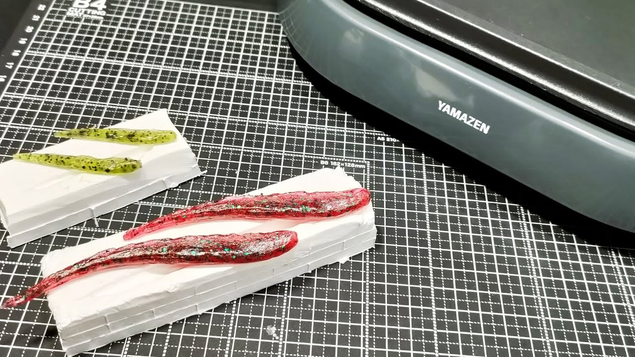 シリコンコークで作った型にホットプレートで溶かしたワームを流し込む一見ふざけているようで至って真面目なワームの自作方法