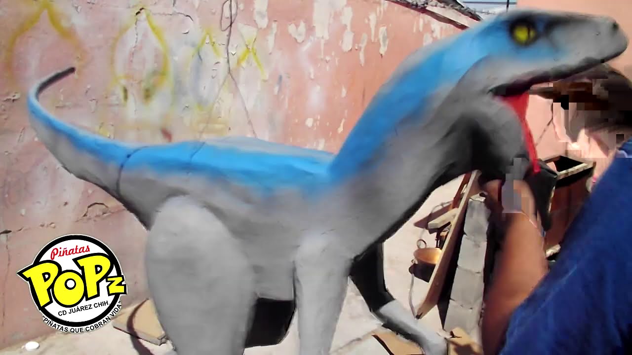 Armando  piñata velociraptor