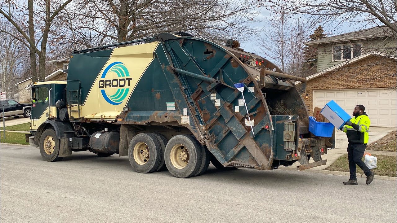 Groot MR McNeilus Rear Loader W/ 2-Man Crew Collecting Recycling Tubs