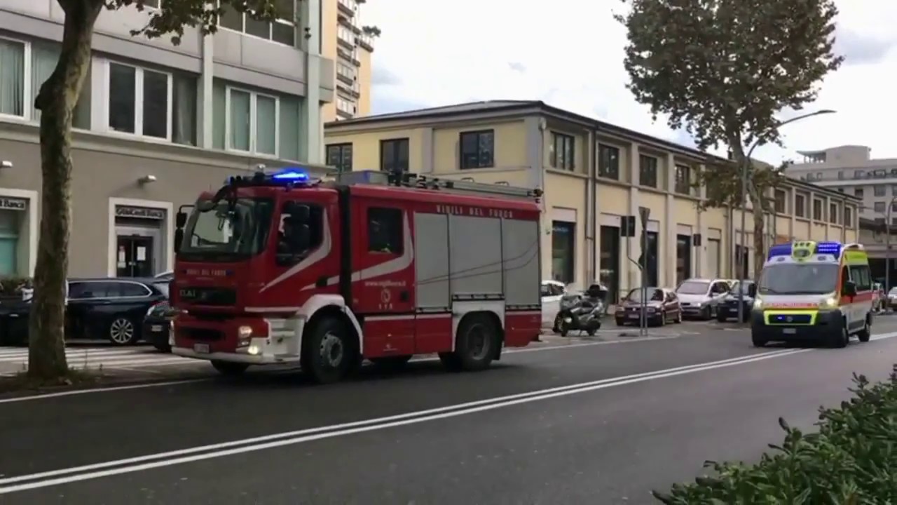 Arrivo polizia , vigili del fuoco e ambulanze per incidente stradale