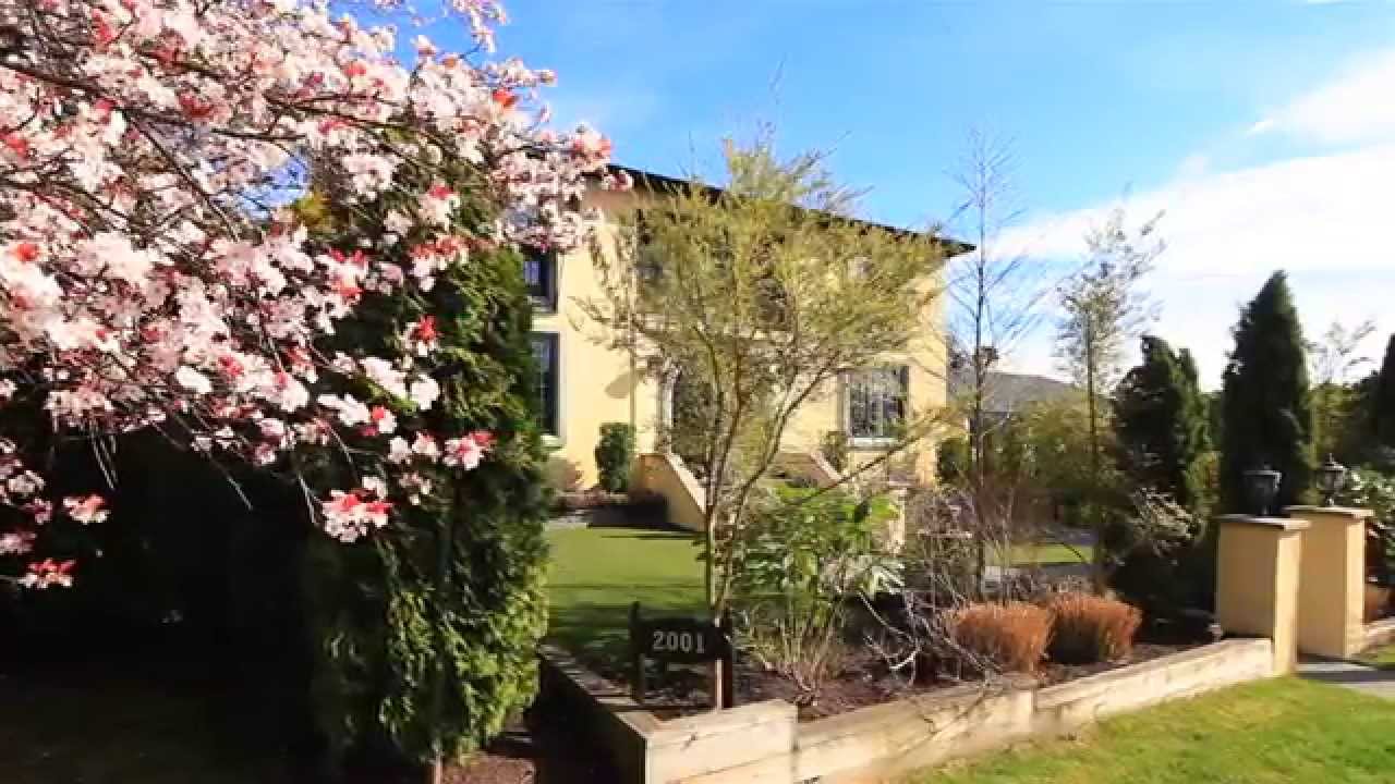 2001 Beach Drive, Victoria - Tuscan Influence and Modern Elegance