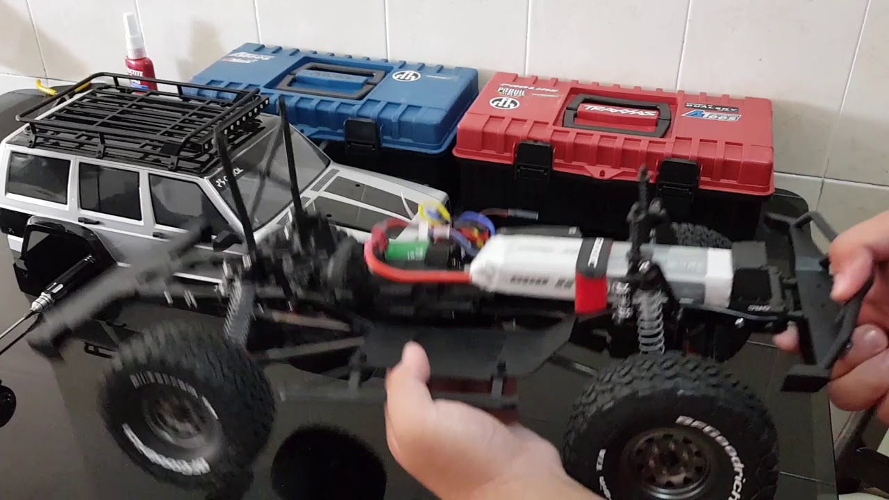 SCX10 II after installed front relocation battery tray and servo mounts
