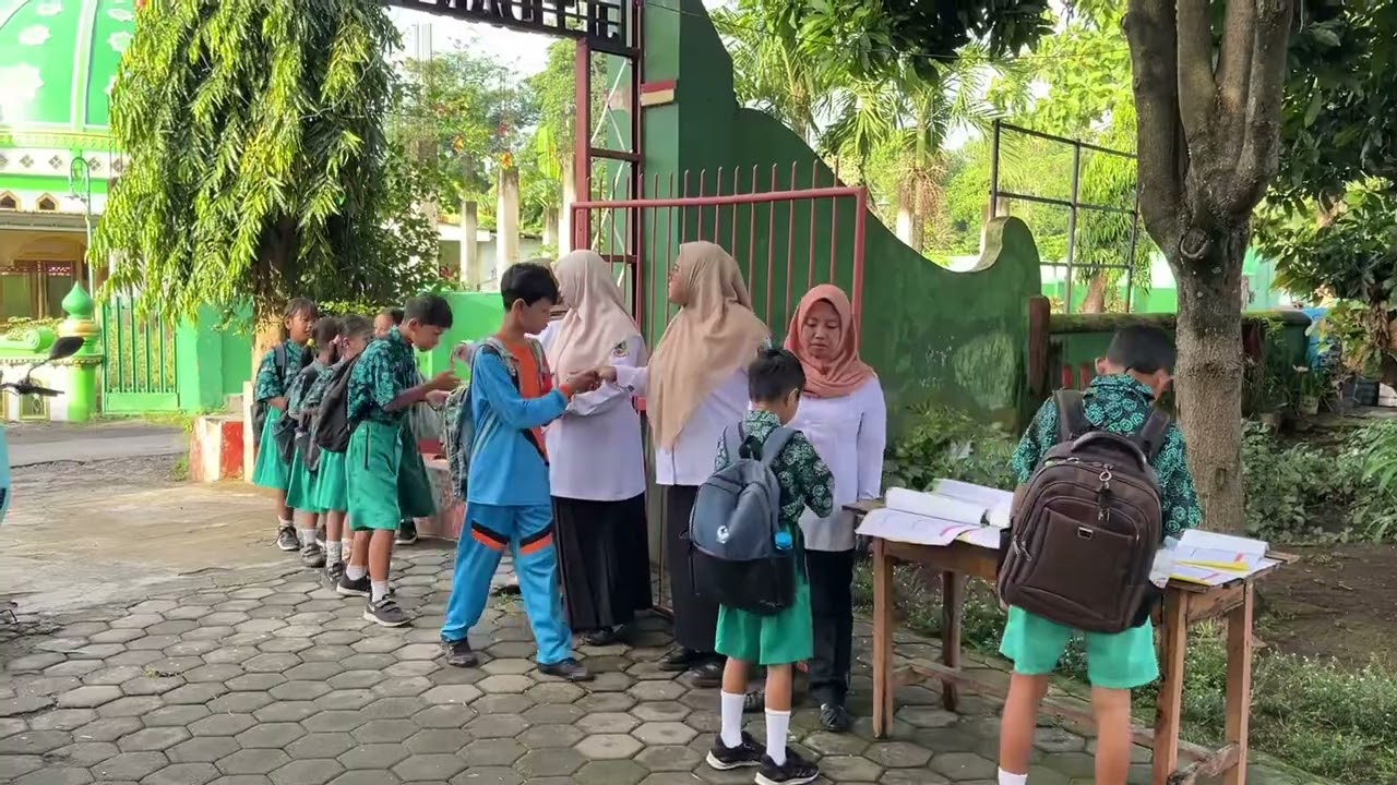 Kecerian Pagi: Senyum, Sapa, Salam & Absensi SDN Pengantigan Banyuwangi 