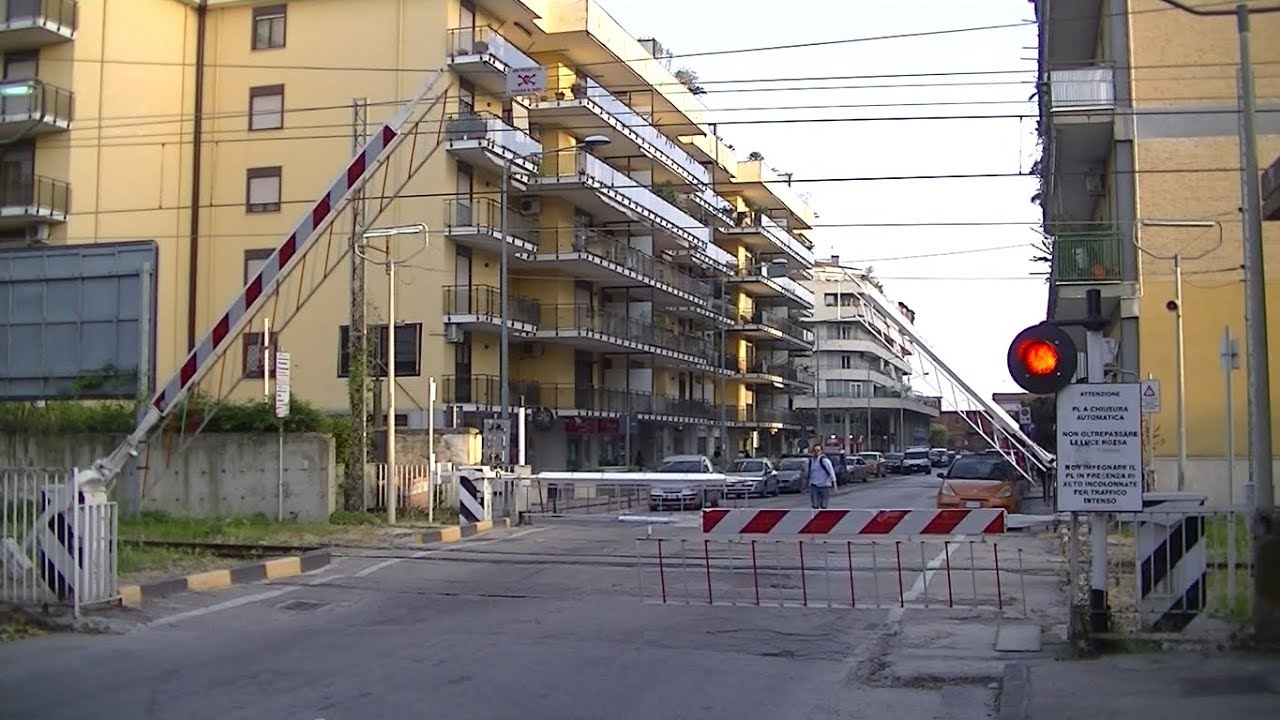Spoorwegovergang Caserta (I) // Railroad crossing // Passaggio a livello
