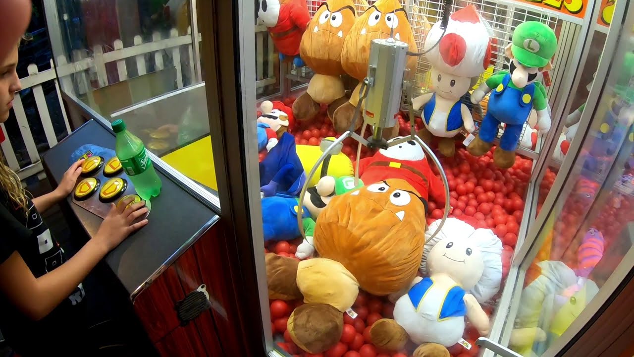 Playing the BIGGEST Nintendo Super Mario claw machine in Six Flags Over Texas | Savage Mister