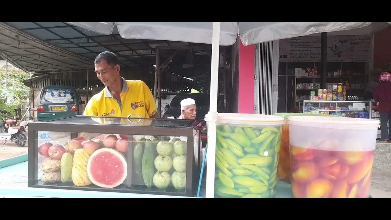 sensasi menikmati rujak dan asinan segar di pinggir jalan kotabaru