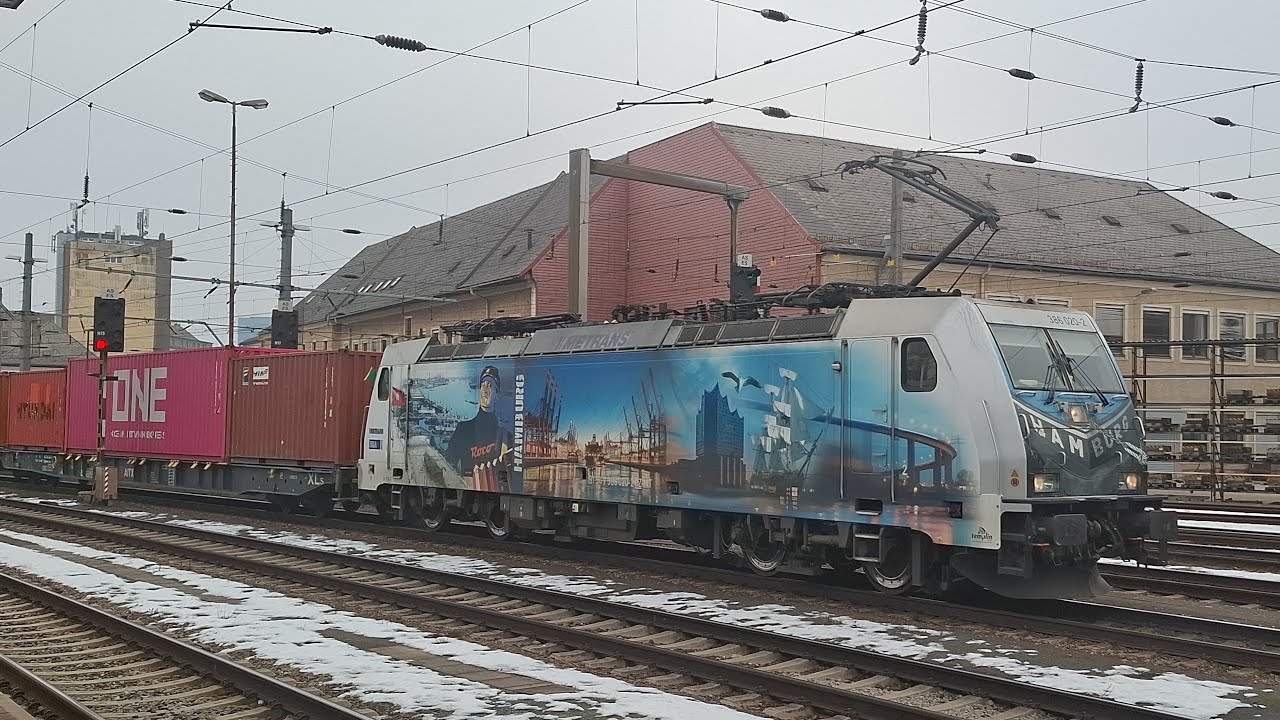 Durchfahrt der 386 020-2 mit einem Containerzug in Linz Hbf am 23.1.2026