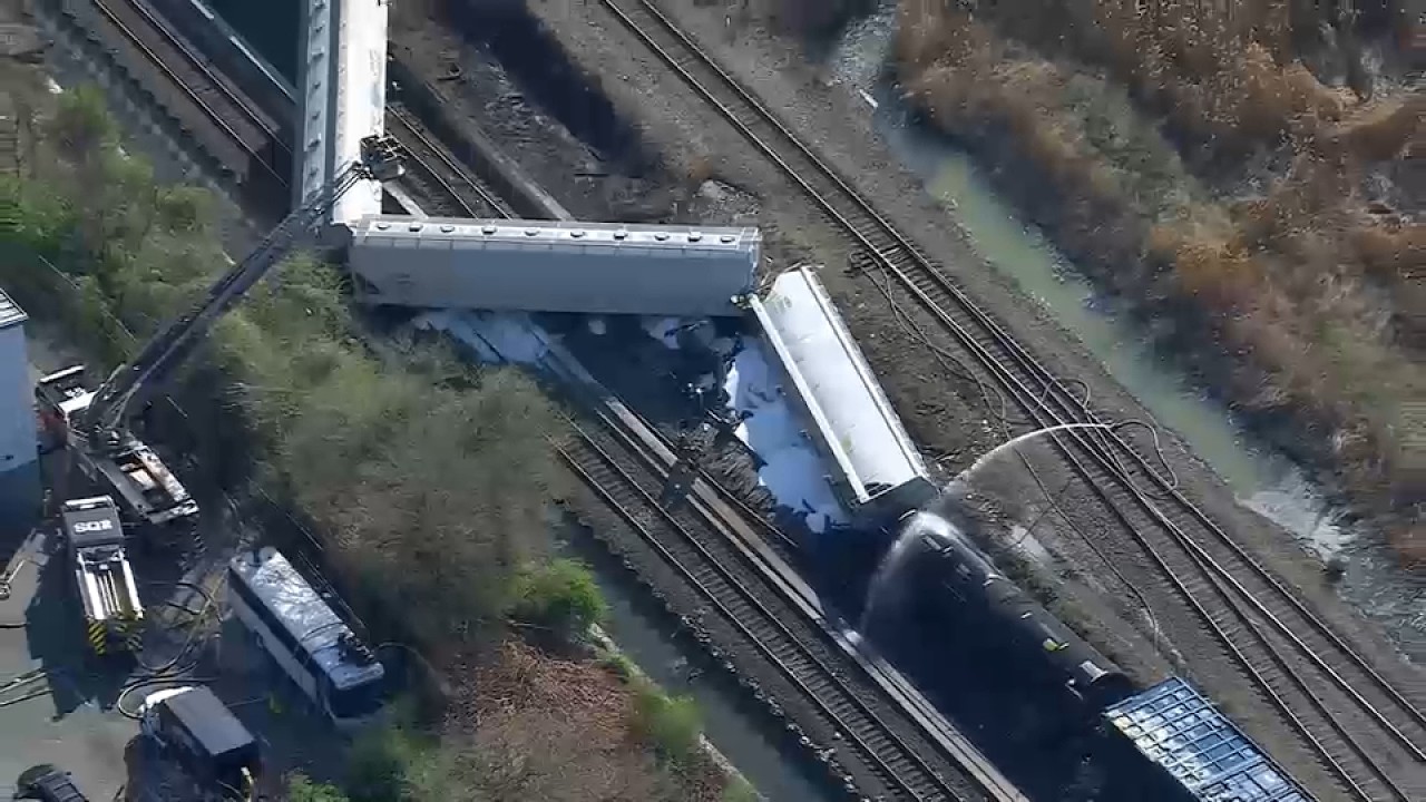 В городе Норт-Берген, штат Нью-Джерси, сошёл с рельсов товарный поезд; близлежащая трасса № 3 зак...