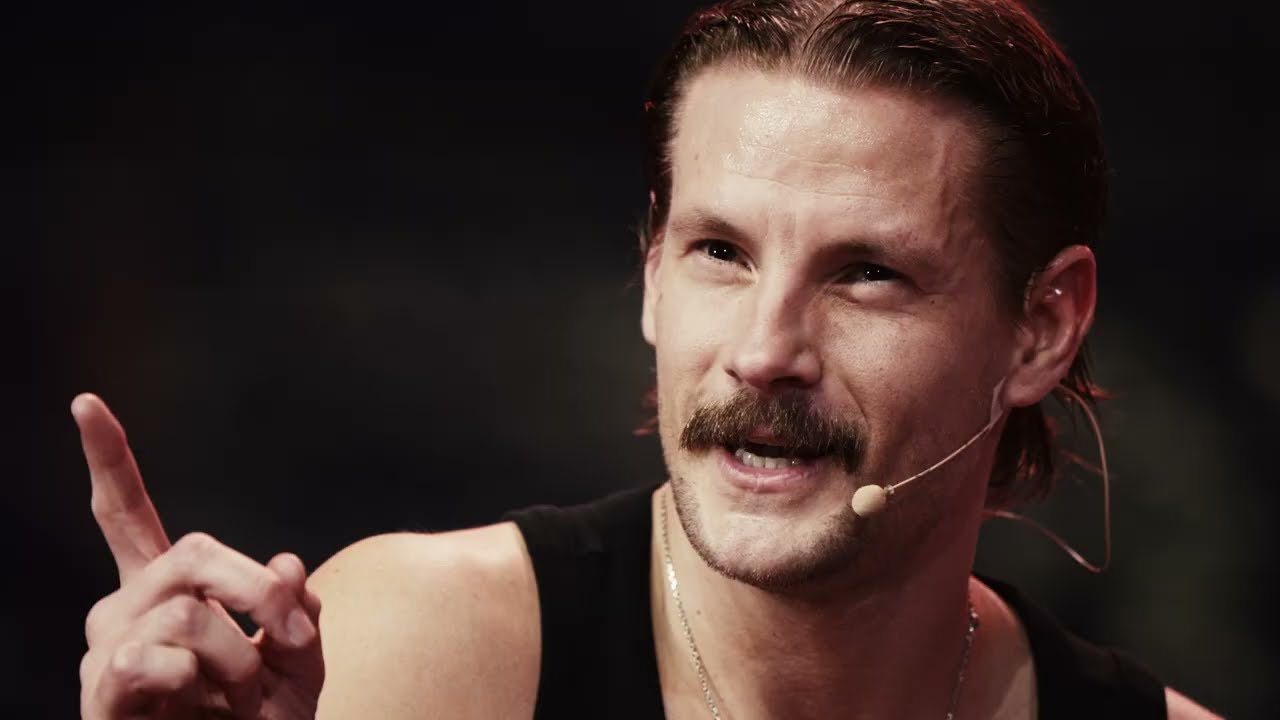 Sebastian Fabijański w monodramie „Niemyte dusze / Narkotyki”