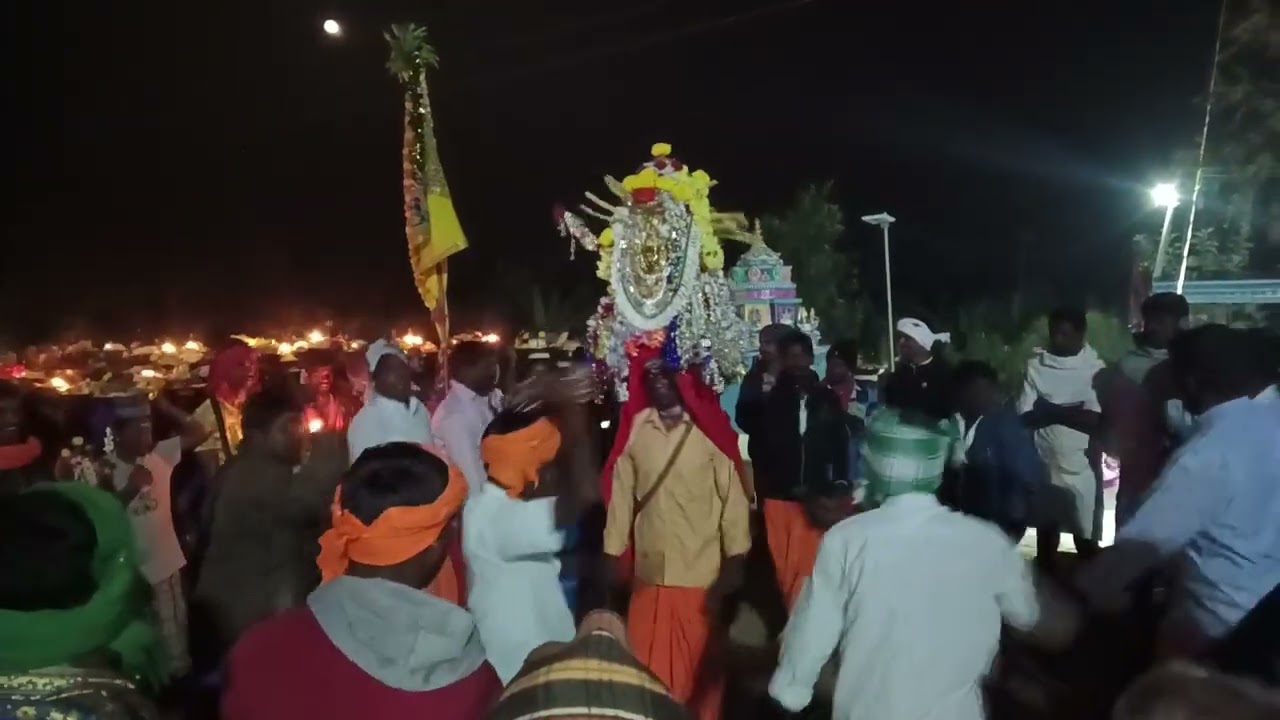 ஜவ்வாது மலை கோம்பை கிராமத்தில் வெளி ஊர் சாமிகள் ஊர்வலம் வந்தால் வரவேற்க்கும நிகழ்ச்சி 