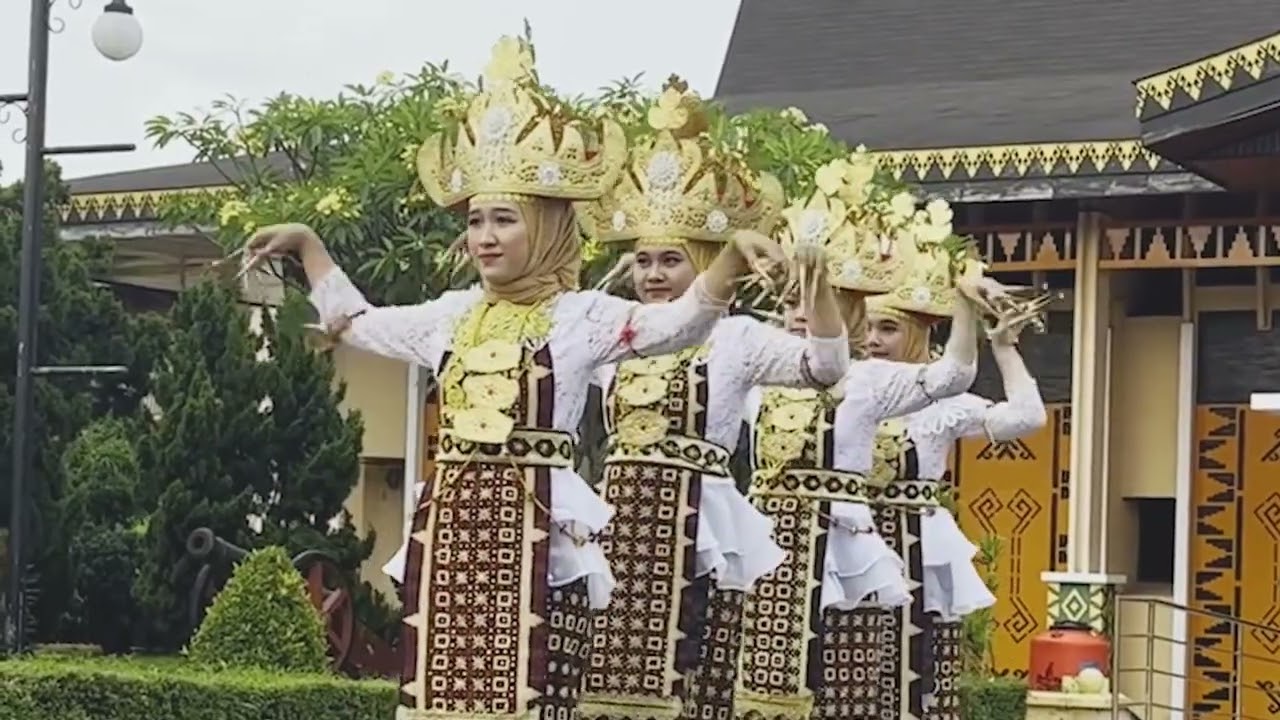 Tari Sigeh Penguten | Koperasi Mahasiswa Universitas Lampung