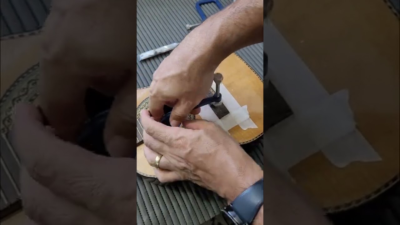 Colando cavalete de cavaquinho