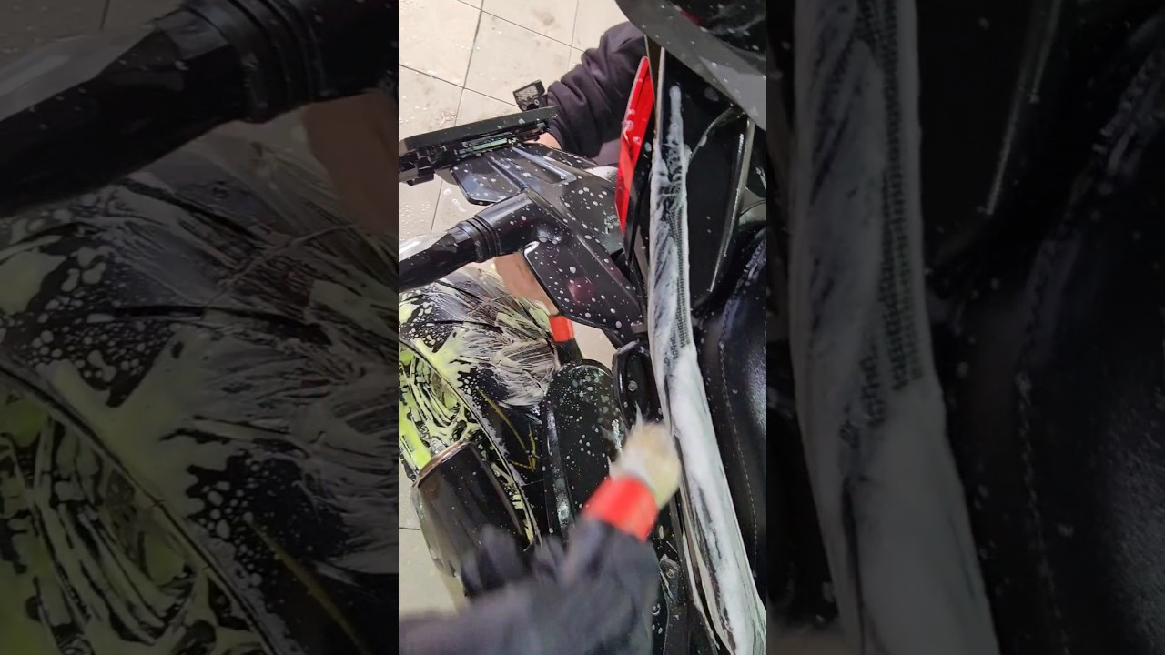 В работе красавец Ducati. Делаем мойку и химчистку.