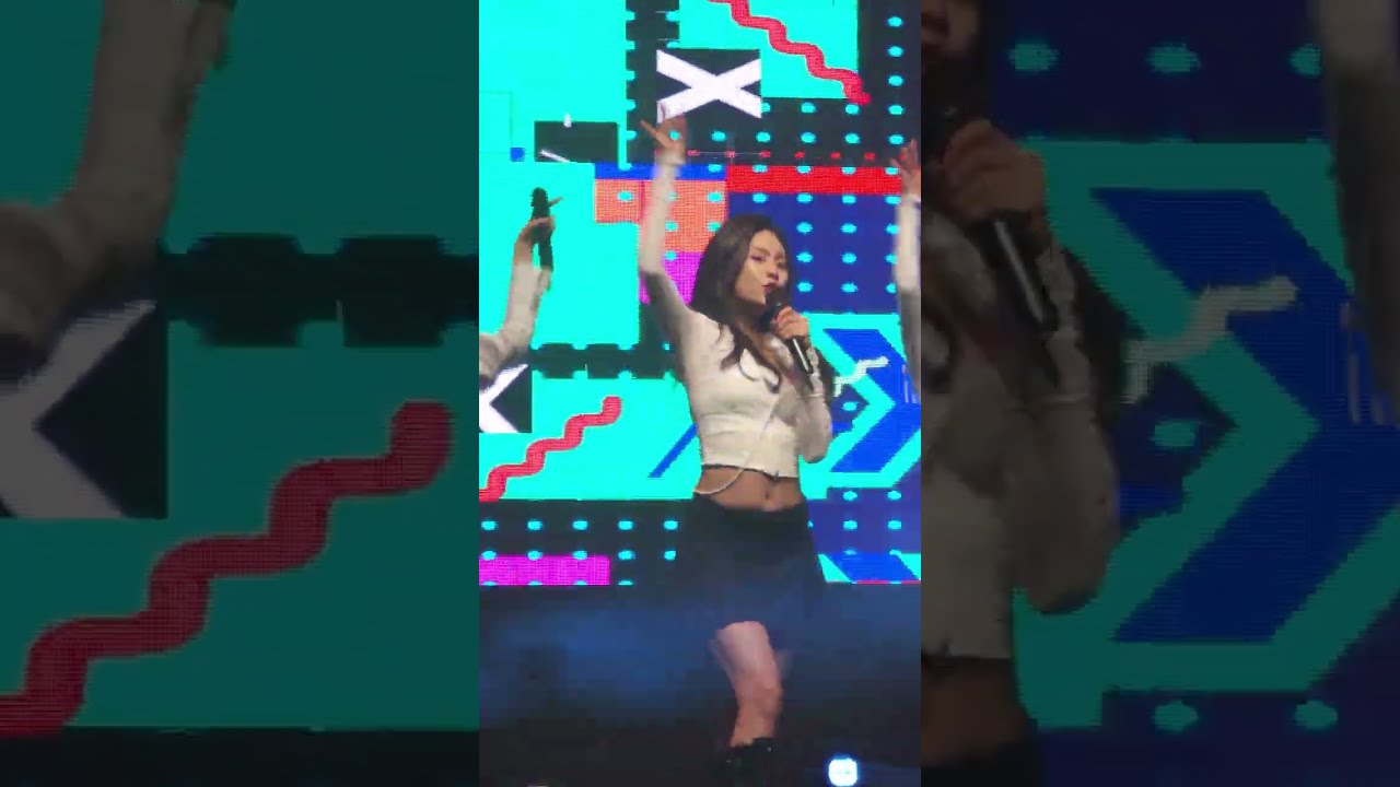 231221 비비지 엄지 직캠 'LOVE LOVE LOVE' (VIVIZ UMJI FanCam) @대전생활고등학교 예술축제