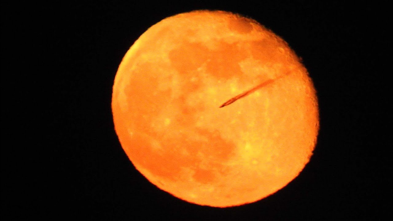 Was ist das? Unbekanntes Flugobjekt vor dem Mond fotografiert | NEWSROOM