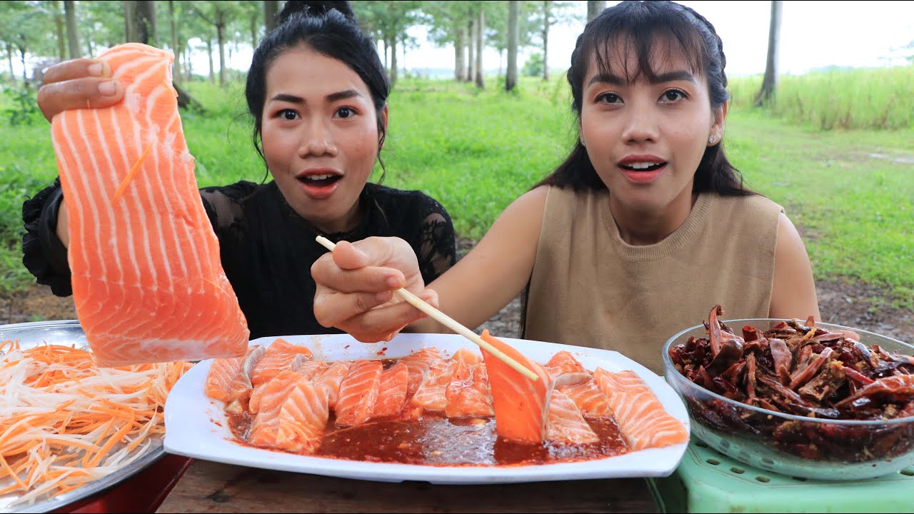 Tasty salmon fish with chili sauce recipe - Eating salmon fish