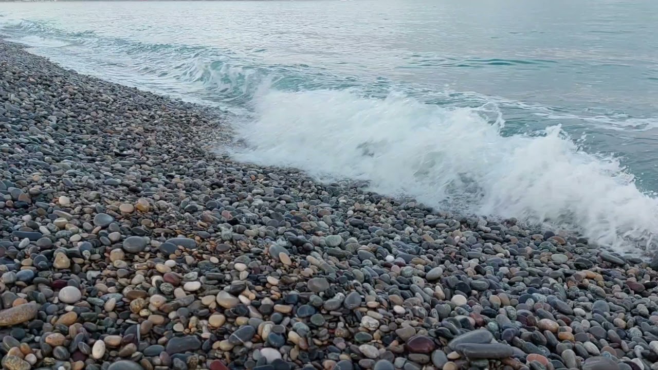 bruit hypnotique des vagues glissants sur les galets, son agréable, détente,relaxation.