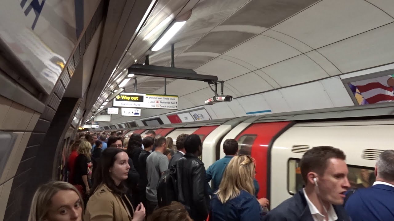 London Underground Evening Rush Hour - Victoria Station Sept.2019