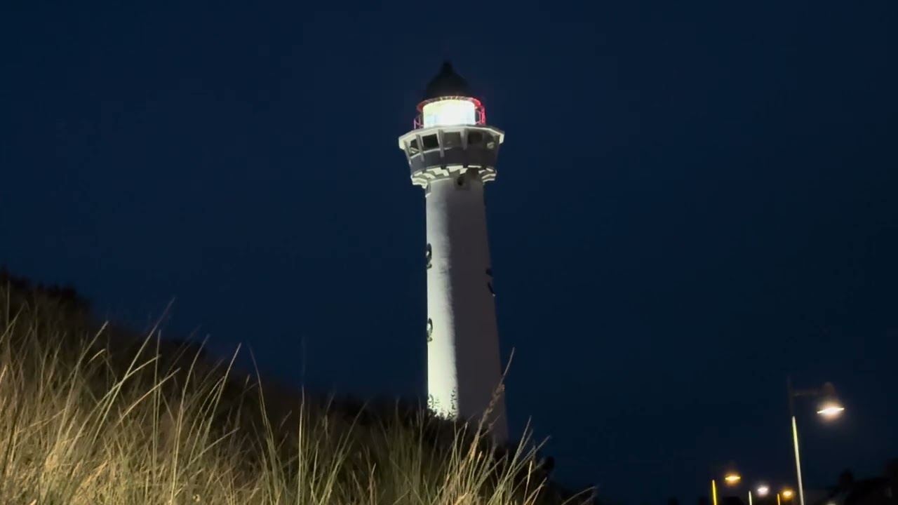 Vuurtoren Egmond aan Zee in het Donker 🗼🐚 🌊 (J.C.J. van Speijk)