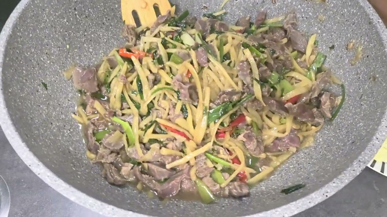 มาทานข้าวตอนเย็นด้วยกันจ้าเพื่อนๆ ผัดเครื่องในไก่ไส่ขิงอร่อยๆจ้า😋😋