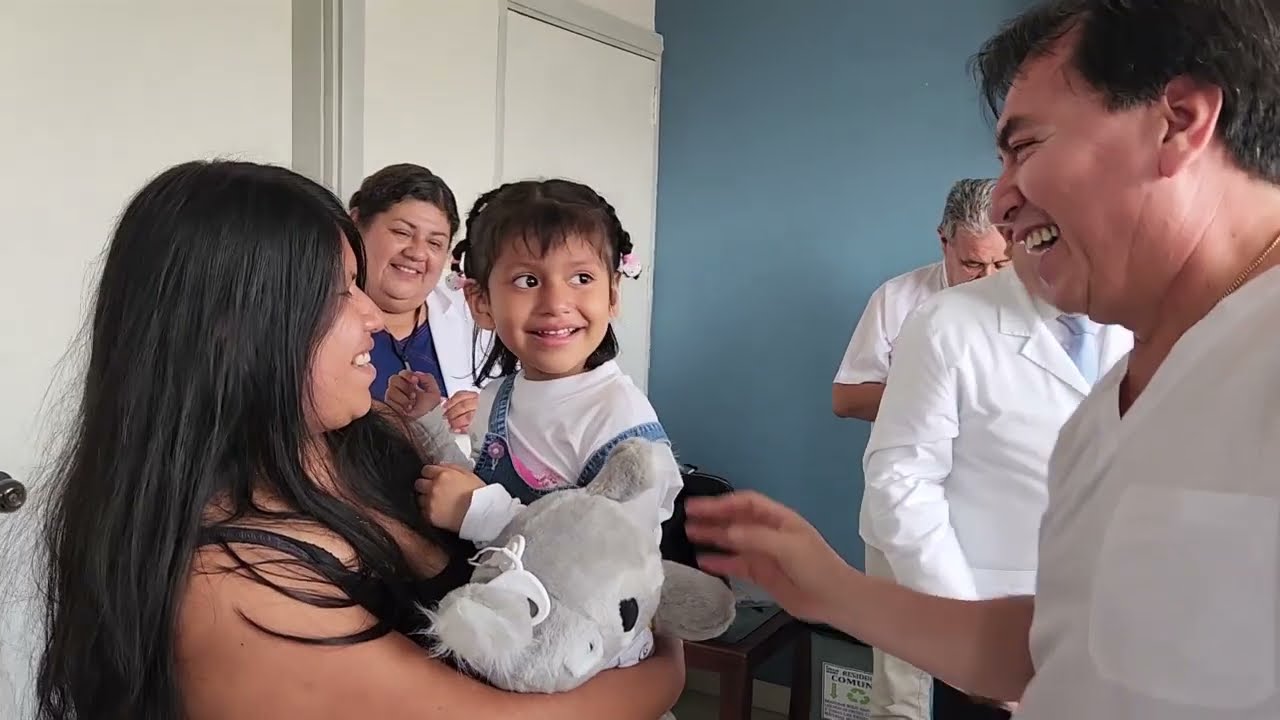 INSN: Niñas pueden oír por primera vez  tras recibir implantes cocleares