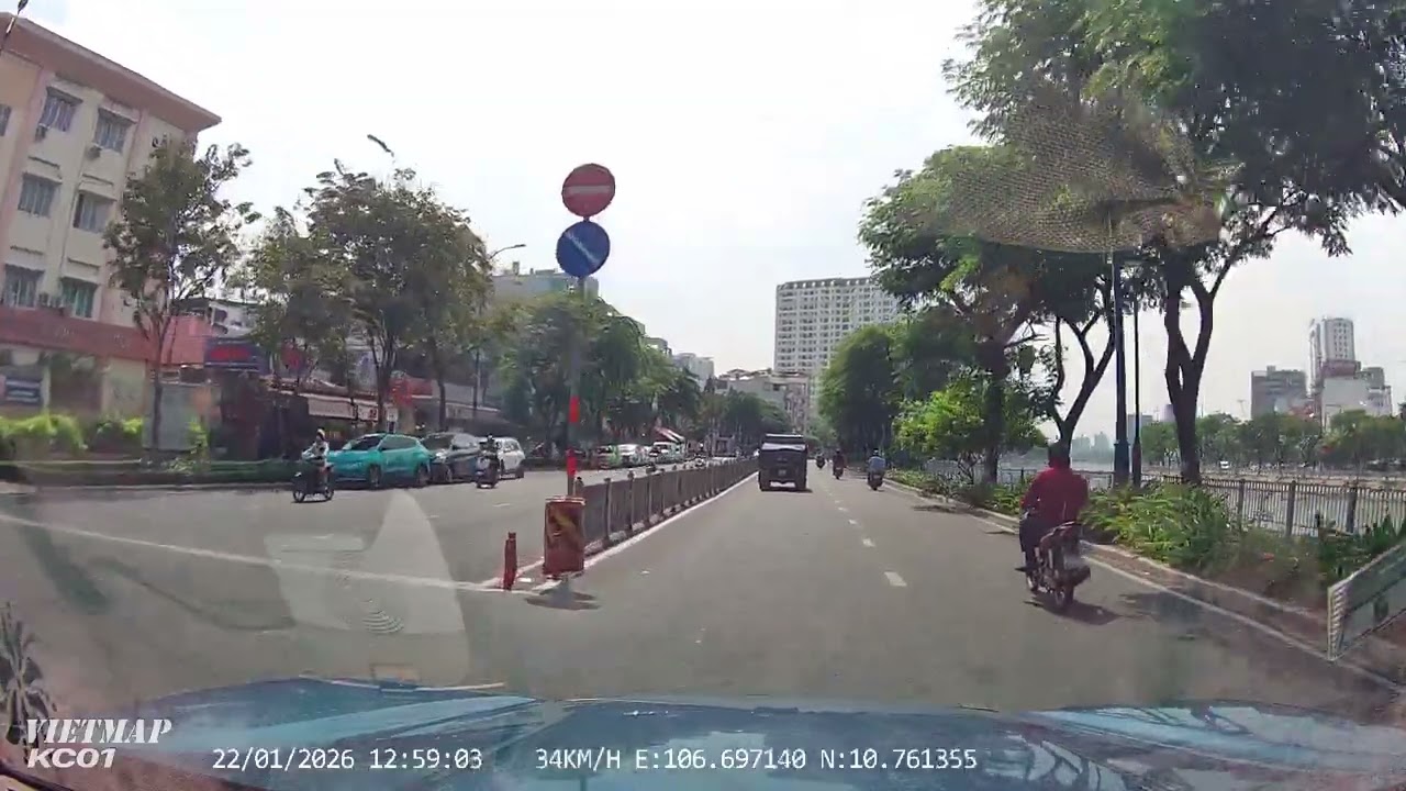 Lái xe dọc đường Bến Vân Đồn, Quận 4