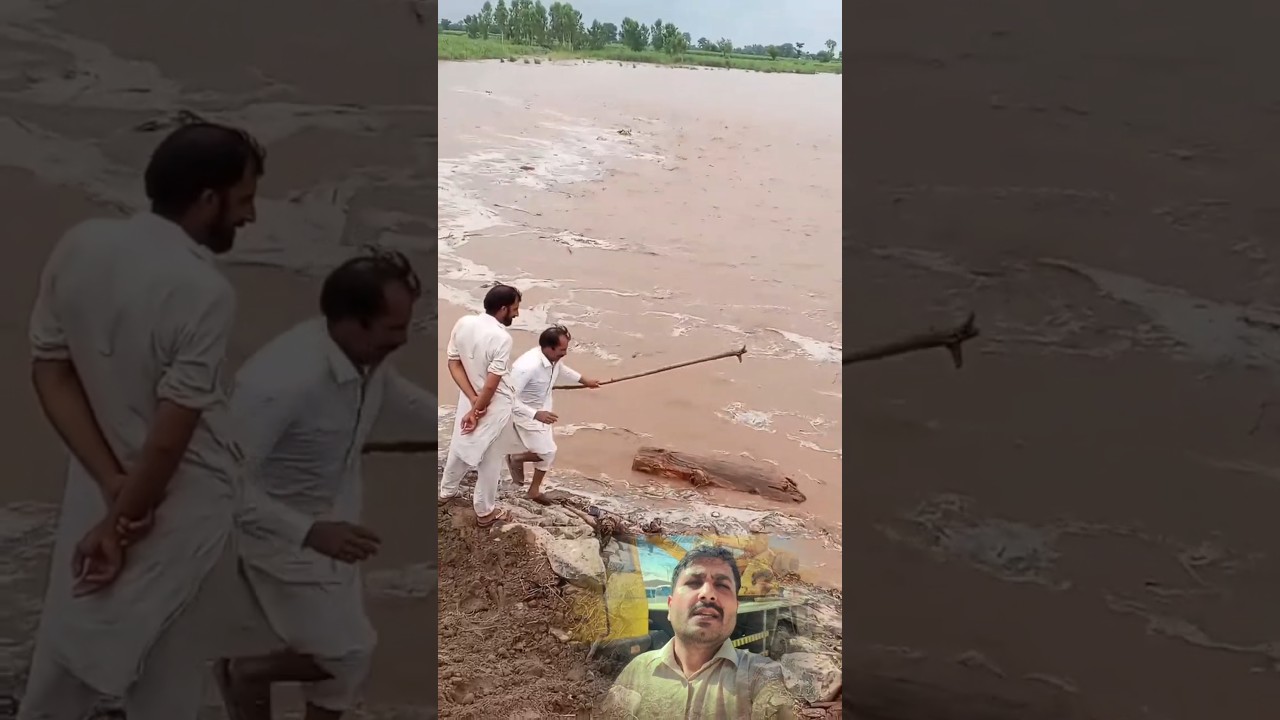 Selab ke pani min bahat sare logon ka saman or lakdiyan bahah ke aa gayi ya log nakal rahe hen