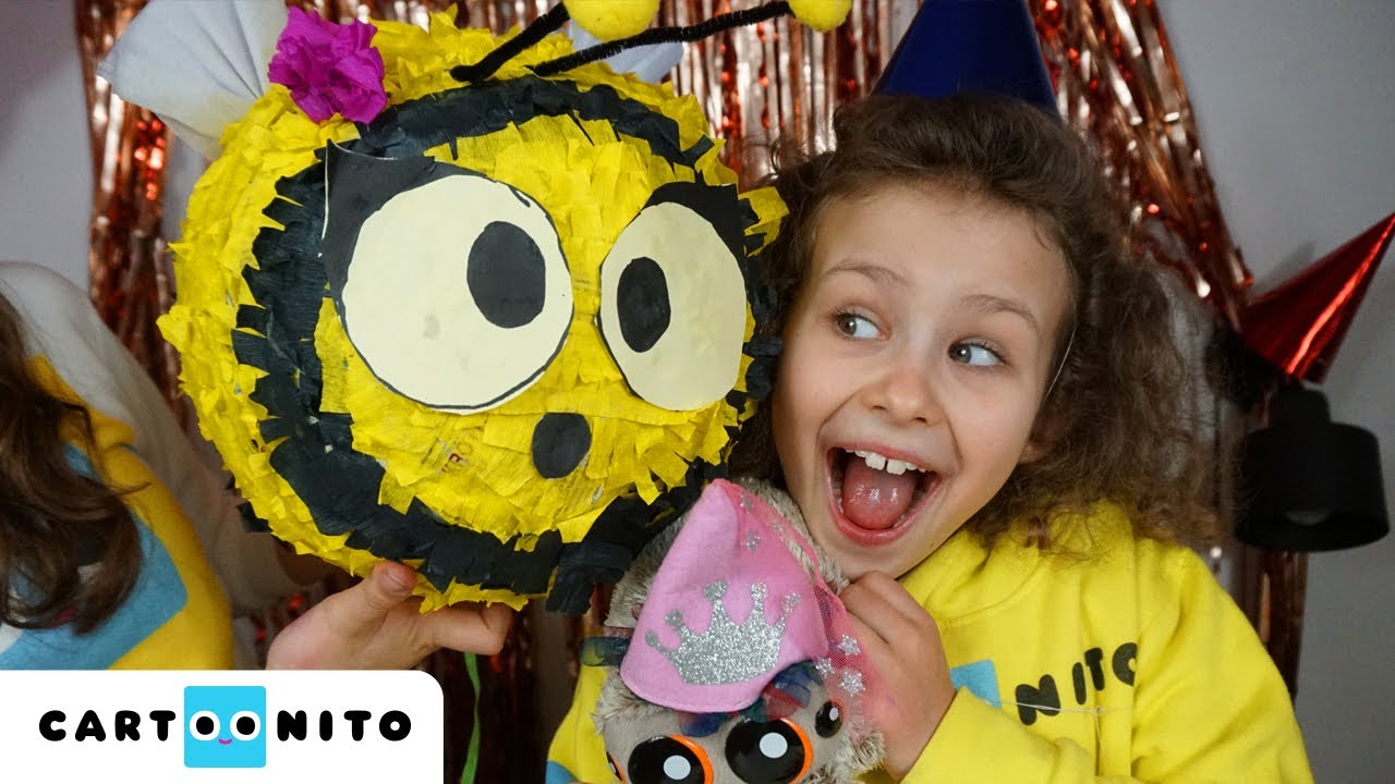 🐝 #DIY URODZINOWA PI&Ntilde;ATA! 🎉 Kalinka tworzy pi&ntilde;atę z @CartoonitoPL i #PająkLucas! 🎂✨