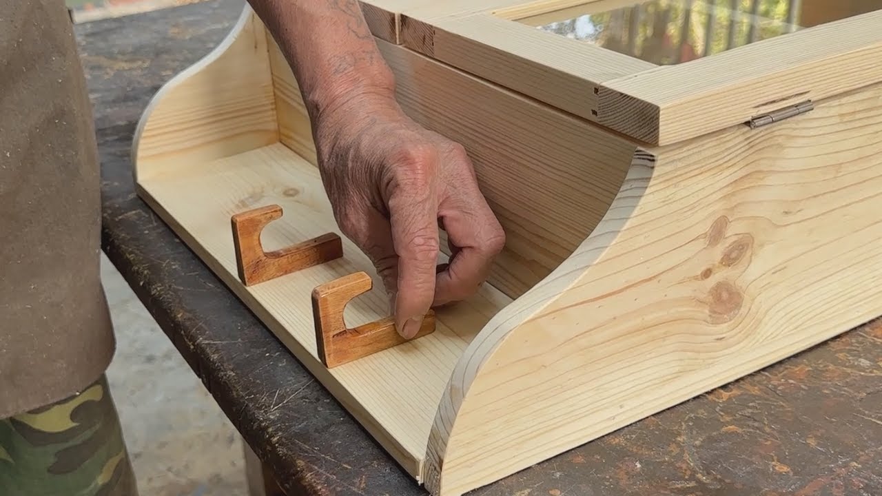 Multi-purpose Home Medicine Cabinet Made From Recycled Wood // Combined With Convenient Key Chain