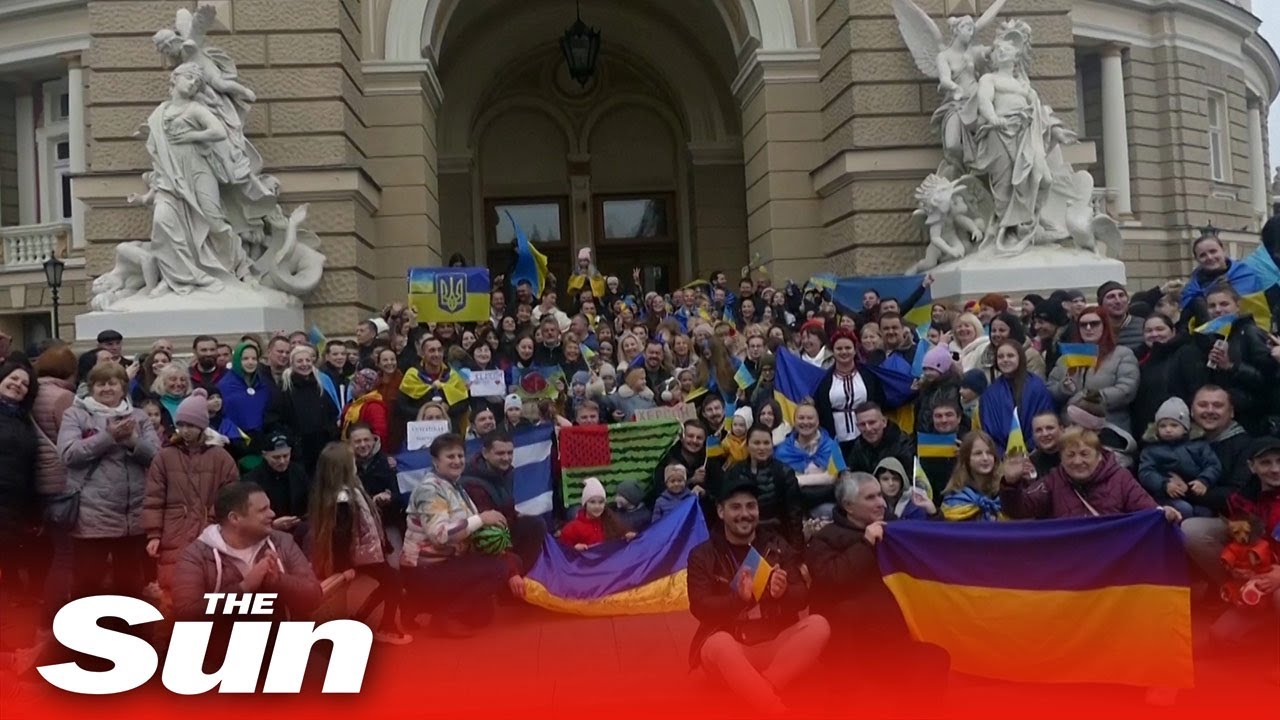 Kherson evacuees celebrate in Odesa after Russia's retreat