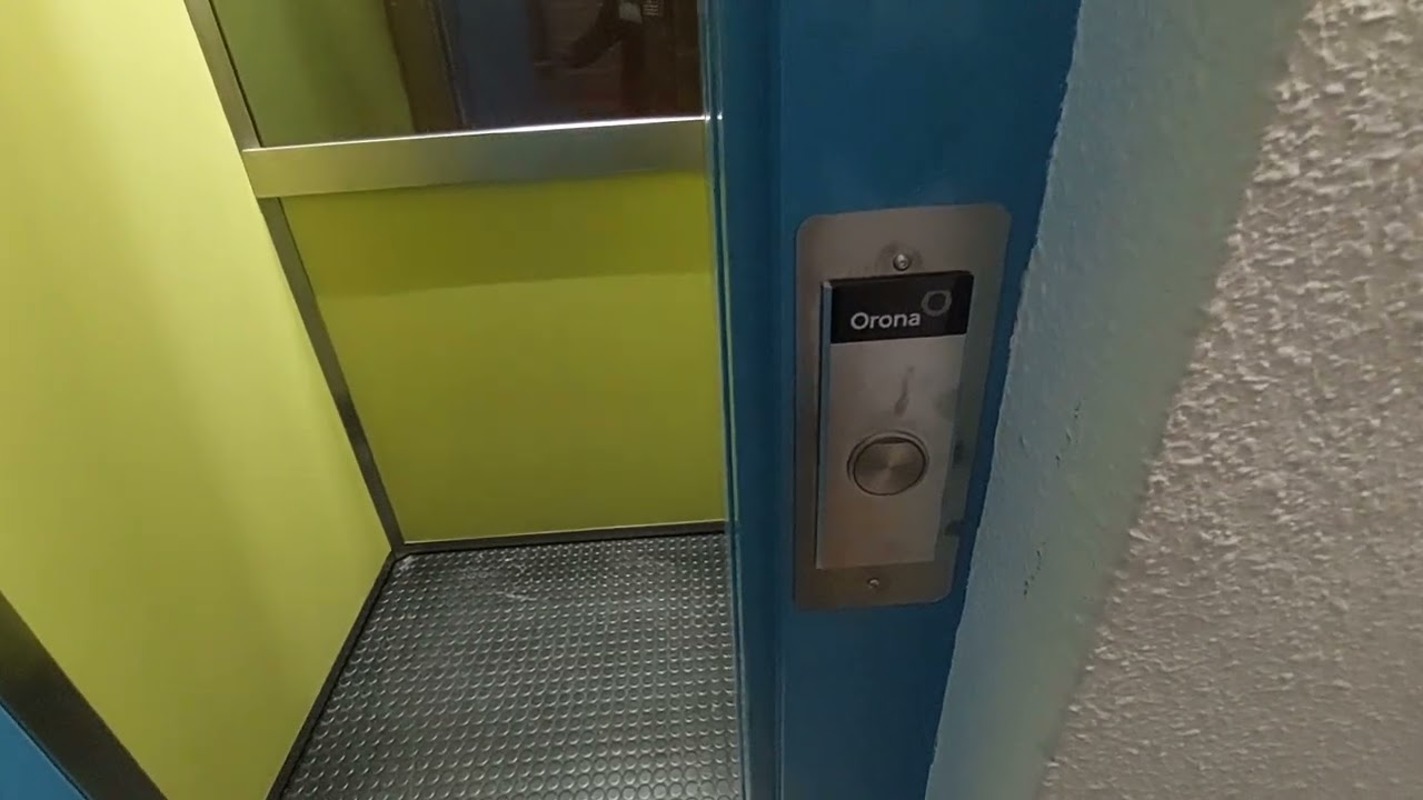 Modern 2024 Orona lift in a 4 story in Cambrils - Esc. 5