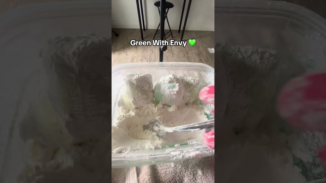 Squeaky cornstarch eating Credits: picaplayground #asmr #cornstarch #eatingcornstarch