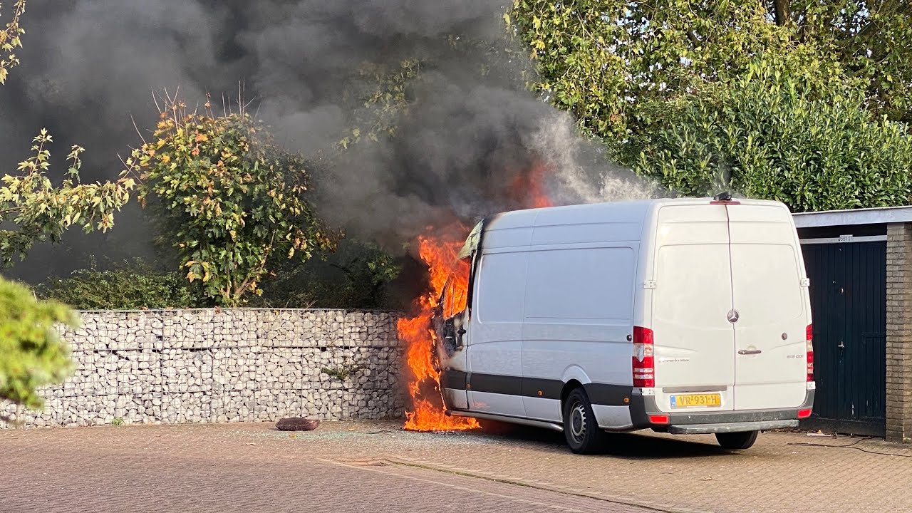 Brandweer Doetinchem blust autobrand in Doetinchem