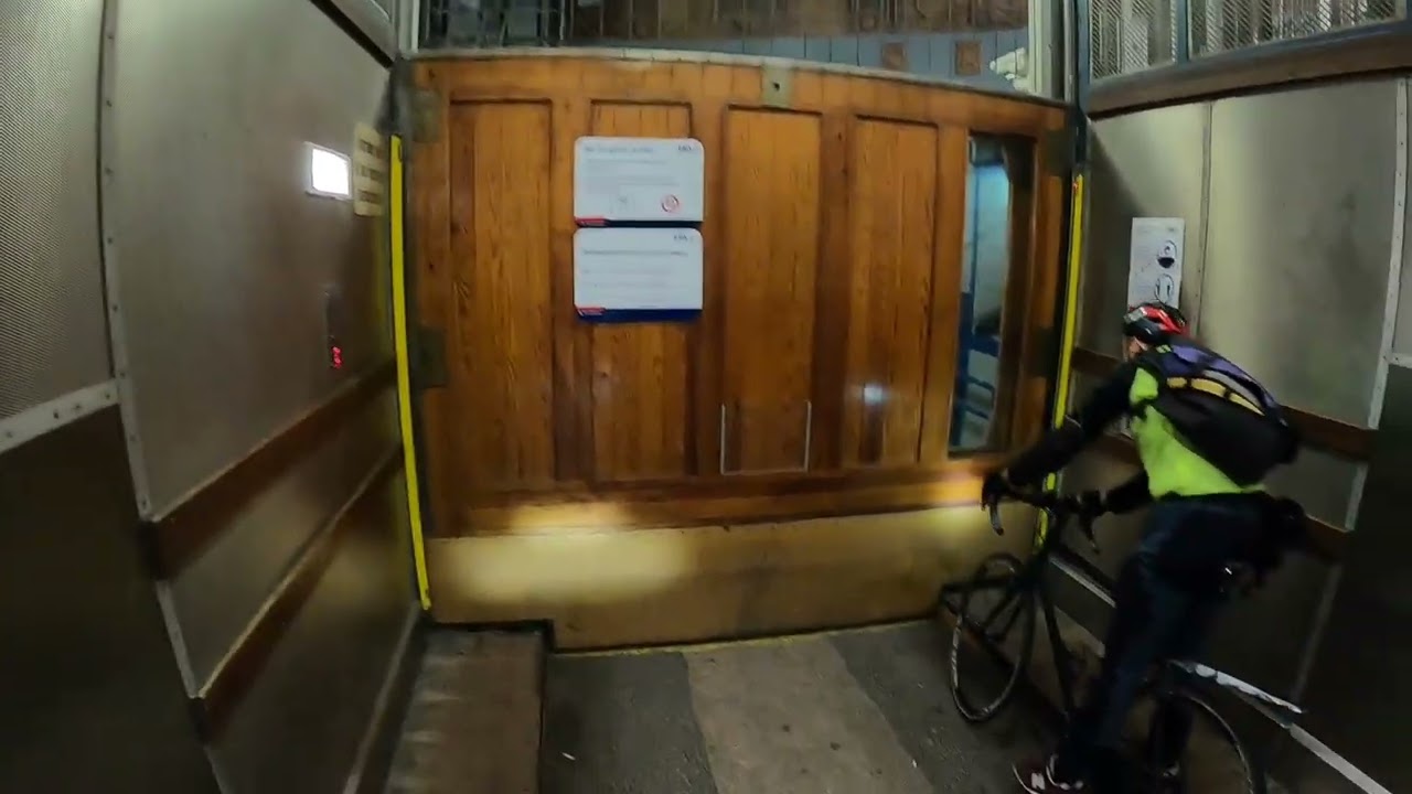 2022 09 19  Mit dem Rad durch den Alten Elbtunnel gefahren