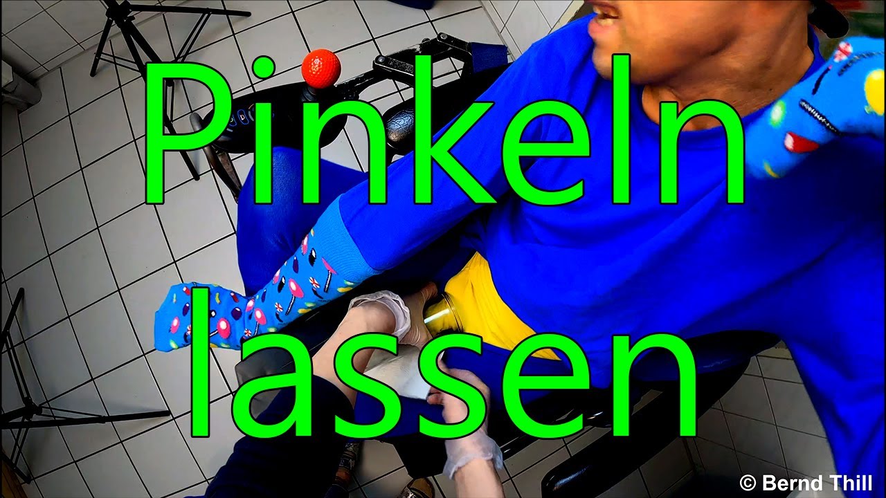 So lässt man ein Mann im Rollstuhl pinkeln - Rollstuhlfahrer pinkelt in Urinflasche im Sitzen - 4K