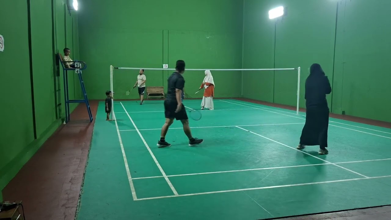 Tanding Badminton Couple