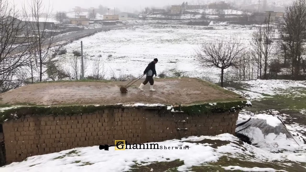 خانی گێران و بەفر رامالین لە کاتی بەفر بارین لە گوندی کۆلەکا دەڤەری بارزان